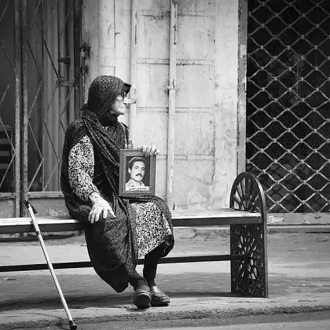 دانلود مداحی استودیویی من مادرم هم صحبتم با عکس هایت