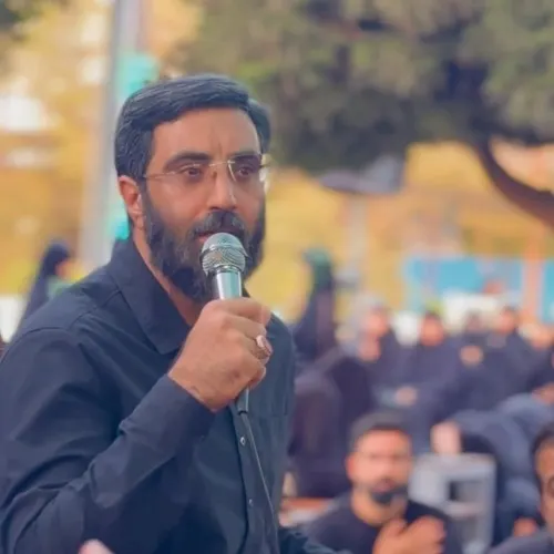 مداحی مادری که همه دنیاش عکس بچه اش با تفنگه